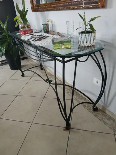 Mesa de ferro com tampo de vidro,seis cadeiras e aparador