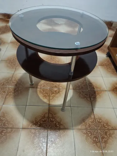 Mesa de centro tampo de vidro e pés de metal