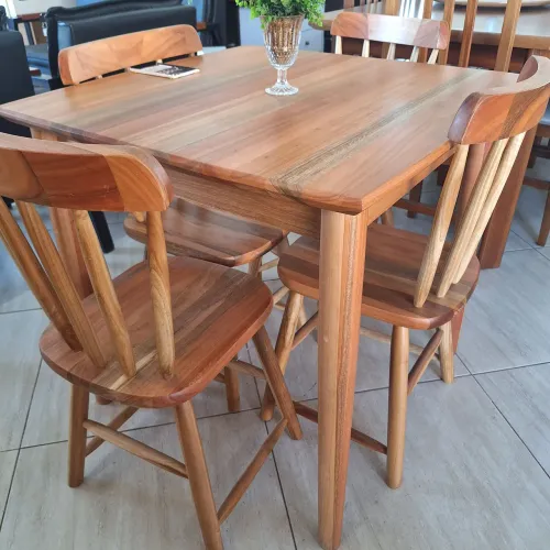 Mesa quadrada com 4 cadeiras, madeira