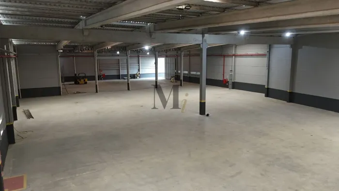 Galpão com doca e estrutura de apoio com 2.325m2 de área total