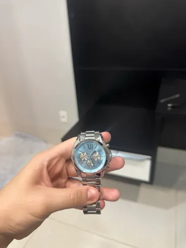 Relógio Michael kors prata com o fundo azul