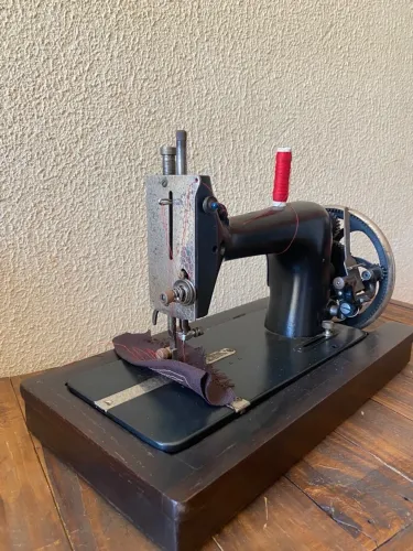 Máquina de costura MANIVELA 