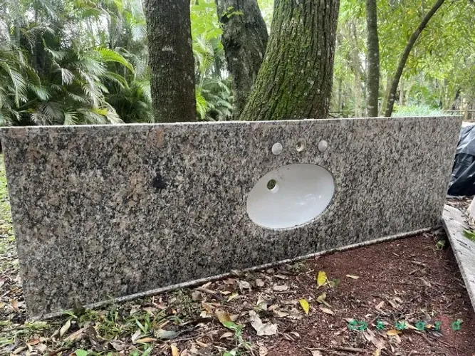 Pedra com cuba e espaço para torneira (desmontada)