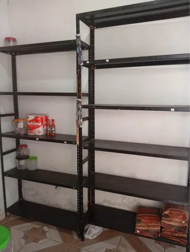 Vendo 2 estante escolar cada uma 180 e mostruário de havaiana