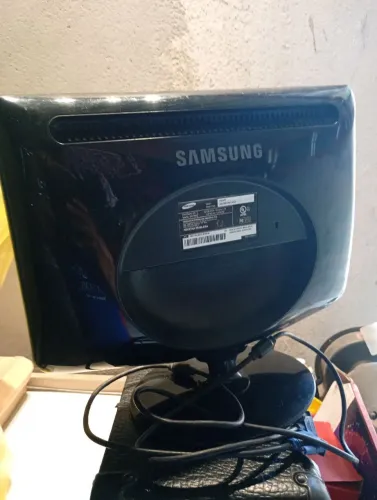 Monitor 17 pol LCD bivolt