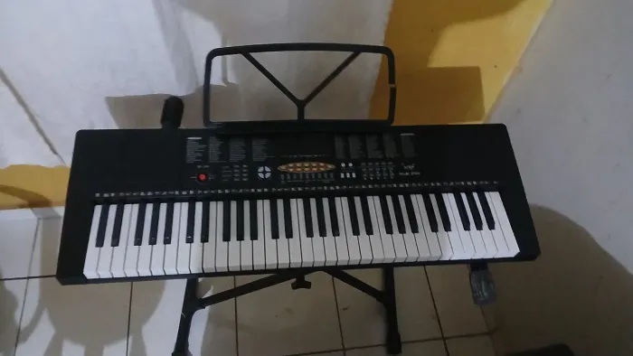 teclado semi novo