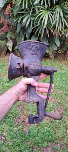 Antiguidades / Raro moedor de grãos