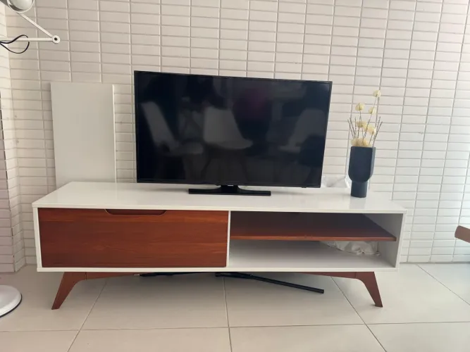 Rack lindo, moderno e muito conservado!