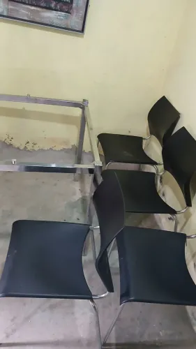 Estou vendendo essa cadeiras com armação da mesa