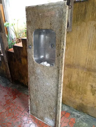Pia de mármore com cuba de inox.