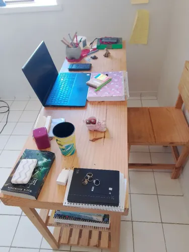 Mesa de estudo com cadeira 
