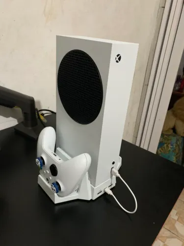 Xbox series s, duas barreiras recarregáveis + doc para colocar o console em pé