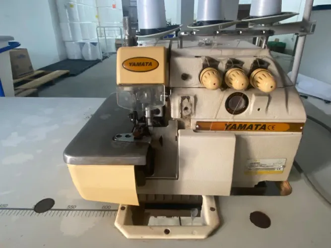 Máquina overloque profissional