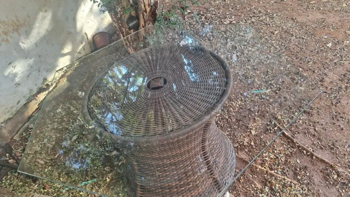 Mesa de vime com tampo de vidro sextavada