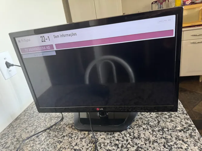 TV Monitor LG 24" LED - Modelo 24MN33N (Excelente Estado)