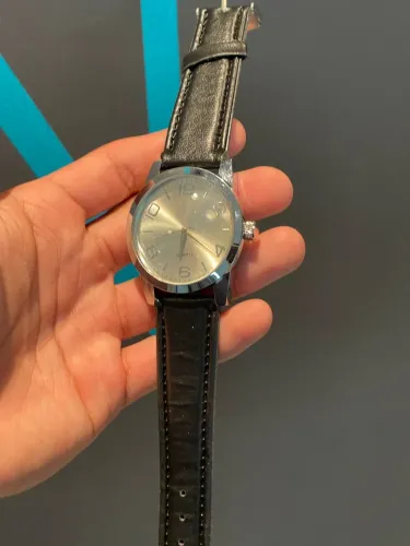 Relógio com pulseira em couro
