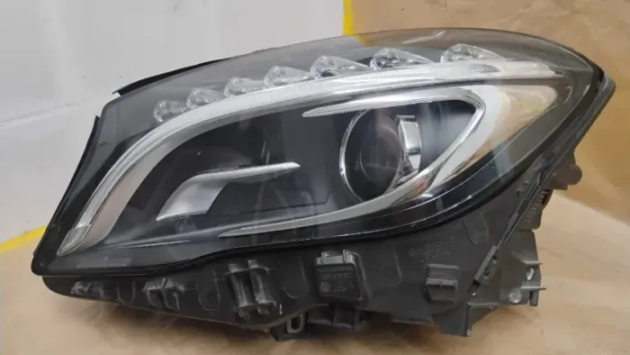 FAROL ESQUERDO GLA200 USADO