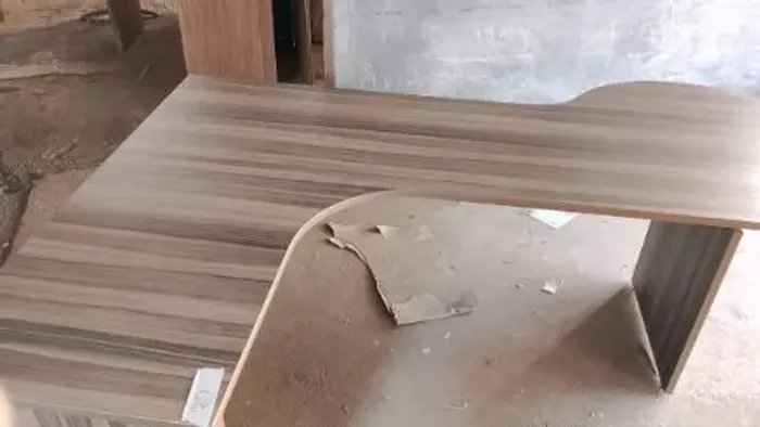 Mesa de escritório em formato L