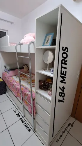 Beliche com cama auxiliar + gaveteiro e prateleiras embutido.