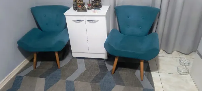 Poltronas e armário 