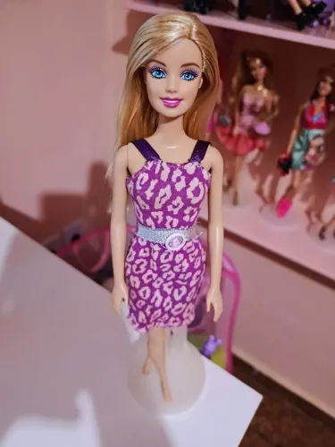 Boneca Barbie Básica 2010