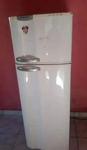 Vendo geladeira liga, mas não gela Obs não entrego mas informações *