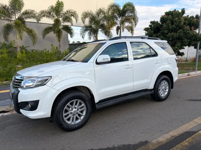 Toyota Hilux SW4 SR 4X2 2.7/2.7 Flex 16V Mec. 2013