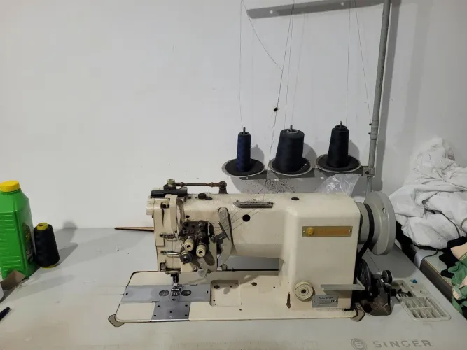 Vendo uma máquina duas agulhas singer barra desligável aceita cartão 