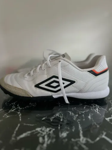 Chuteira society Umbro