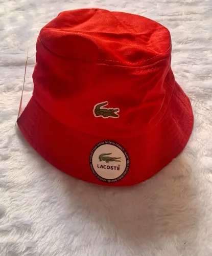 Chapéu vermelho Lacoste