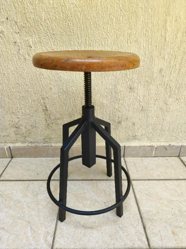 Banco para Oficina Ateliê Giratório com Regulagem de Altura - Feito em Madeira e Ferro