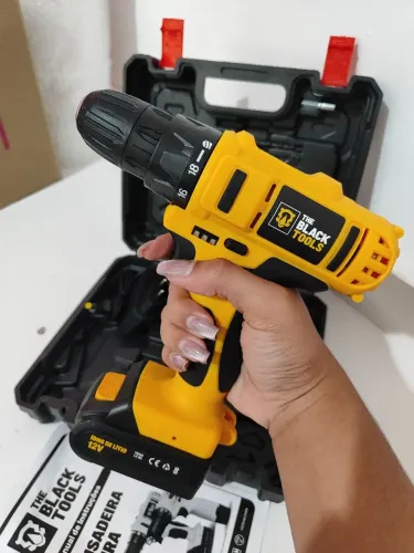 Furadeira e Parafusadeira Sem Fio 12V - Nova