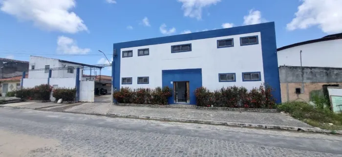 PRÉDIO COMERCIAL COM GALPÃO A 200m DA FERNANDES LIMA!