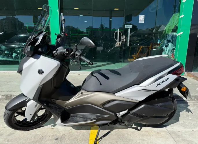 Yamaha Xmax 2025 CONNECTED com apenas 2.900 km