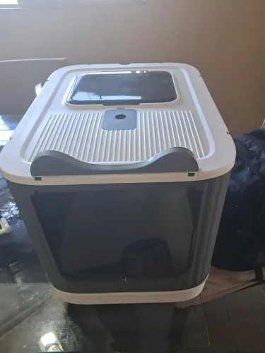 Caixa de arreia para gatos.