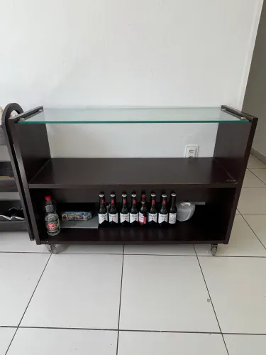 Aparador Officina Design com tampo de vidro e rodízios - 116 cm