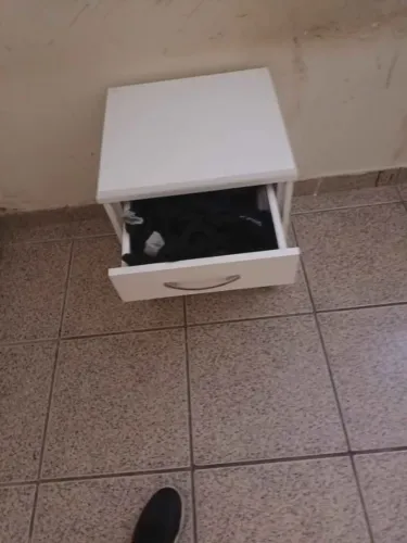 Criado-mudo 2 gavetas super conservado novim