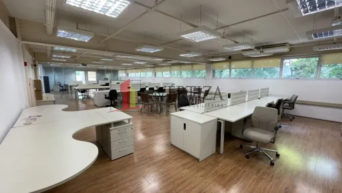 Salas comerciais com 820m² para locação na Vila Olímpia