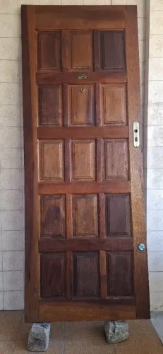 Vendo porta de entrada de madeira maciça semi nova (Sidney: 21 9  *)