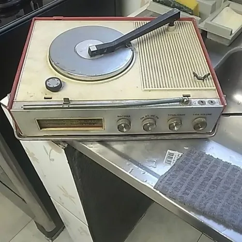 Vitrola vitale pra reparos na parte agulha vinil restante ok 