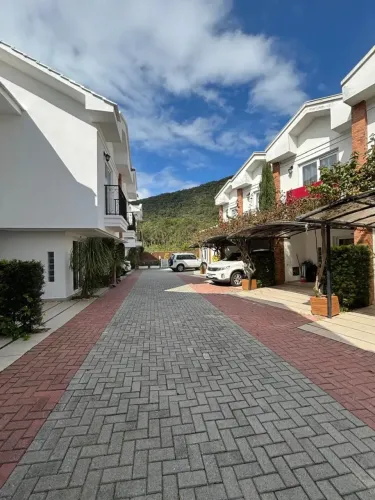 Casa em condomínio fechado no Bairro Armação do Pântano do sul