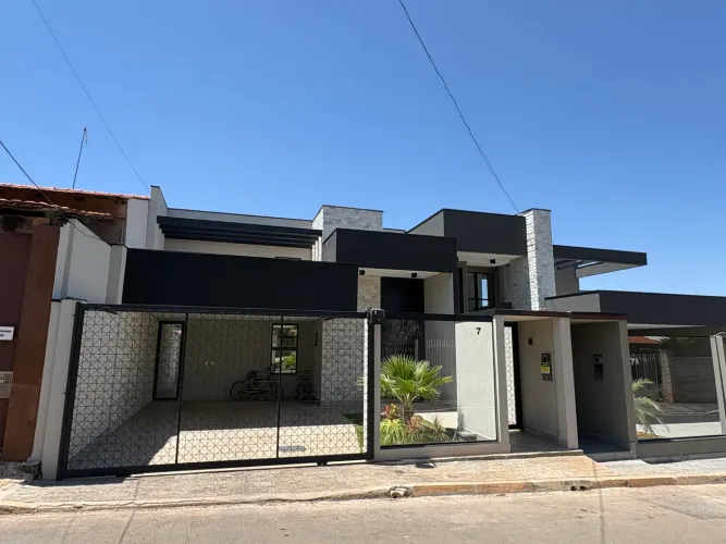 Alugo casa de alto padrão  R$ 10.500,00.     direto c/ propietaria rua 08