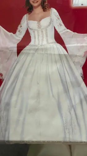 Vestido medieval bordado com fio prata
