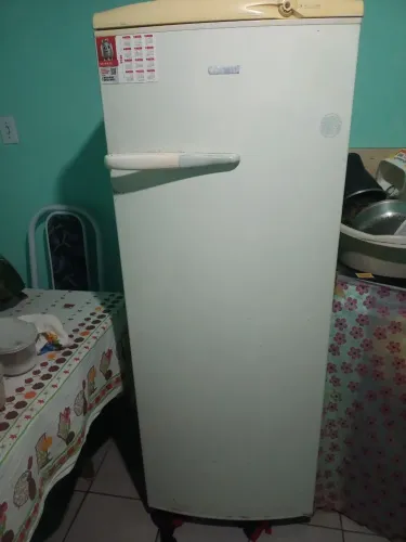 Vende-se geladeira ou troca por uma televisão