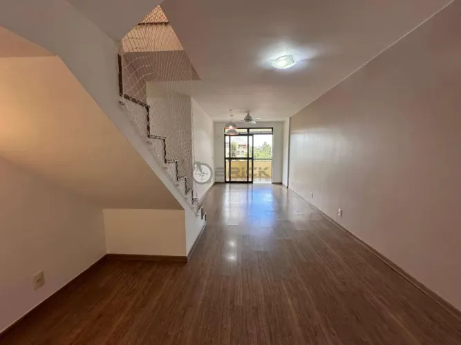 Cobertura duplex à venda com 4 quartos sendo 3 suítes, 144 m² no Alto - Teresópolis/RJ.