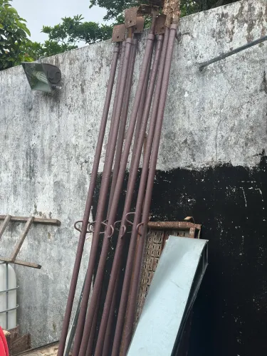 Escora metálica para pilar e laje 