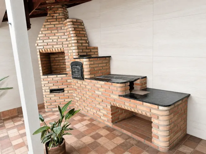 Churrasqueira com fogão a lenha e forno em alvenaria