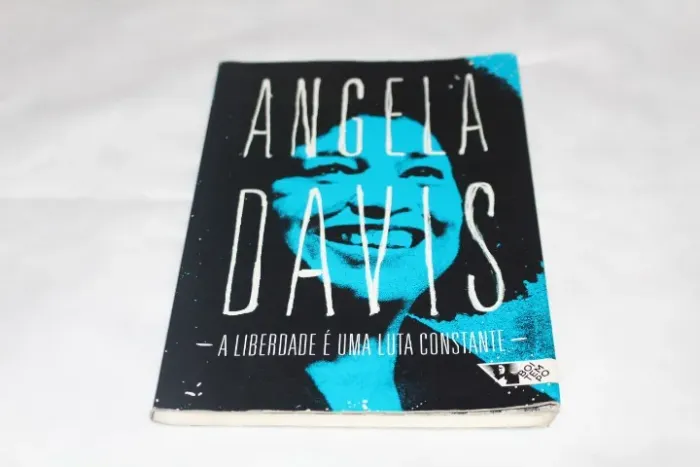 A LIBERDADE É UMA LUTA CONSTANTE - ANGELA DAVIS