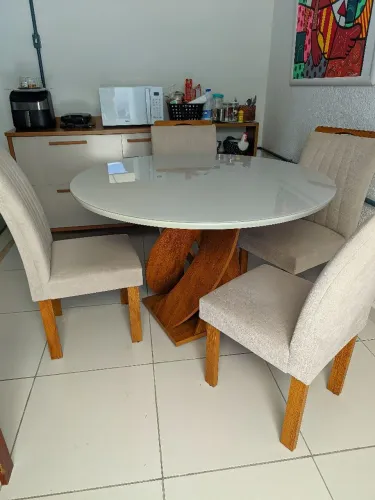 Mesa Redonda com 4 cadeiras 1,20 x 1,20 x0,80 altura toda perfeita
