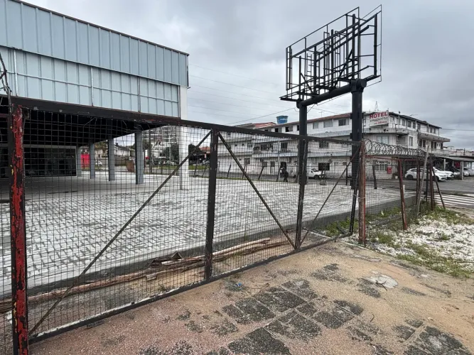 grade/tela de ferro 90m2